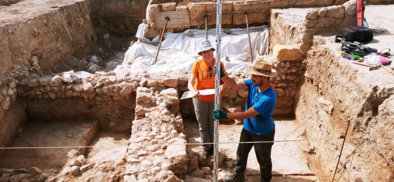 Lakos 4000 éves leletet talált a zöldségeskertben
